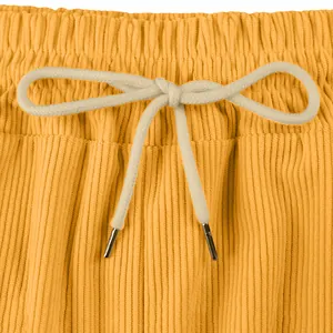 Detailaufnahme von gelben Cord-Shorts mit elastischem Bund und geknotetem Kordelzug