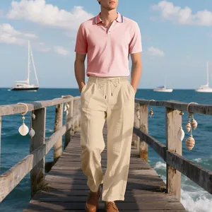 Lässiges Herren-Sommeroutfit mit rosa Poloshirt und beigen Leinenhosen auf einem Steg