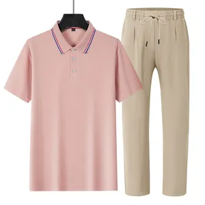 Detailansicht von rosa Poloshirt und beigen Leinenhosen für Herren im Sommer-Set