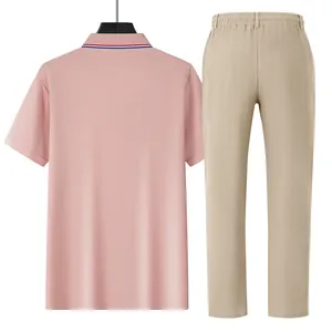 Detaillierte Rückansicht eines rosa Kurzarm-Poloshirts und einer khakifarbenen Leinenhose