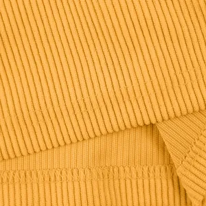 Makroaufnahme der gelben schweren Cordstofftextur und Nähte für Herren-Cargo-Shorts.
