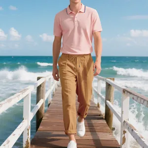 Lässiges rosa Poloshirt und khakifarbene Leinenhose für Herren für den Sommer am Meer
