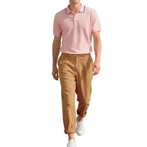 Sommer-Business-Casual-Set für Herren mit rosa Polohemd und khakifarbenen Leinenhosen weiß