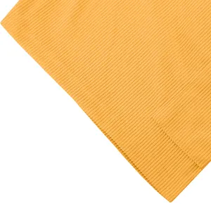 Detaillierte Nahaufnahme der hochwertigen gelben Cordstruktur für lässige Herren-Shorts