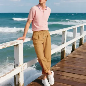 Lässiges sommerliches Herren-Set mit rosa Poloshirt und beigen Leinenhosen am Steg