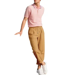 Herren Casual-Set mit rosa Kurzarm-Poloshirt und khakifarbenen Leinenhosen