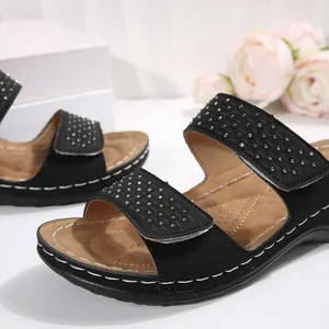 Schwarze Plateau-Sandalen mit silbernen Nieten und Ziernähten für Damen im Sommer.