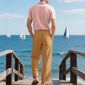 Rückansicht von Herren Polo-Shirt in Rosa und ockerfarbener Leinenhose am Meerufer