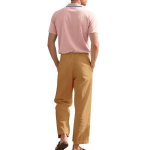Rückenansicht Herren-Poloshirt in Rosa und Leinenhose in Senfgelb Sommer-Freizeitset