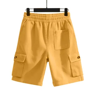 Detail der gelben Cord-Cargo-Shorts mit elastischem Bund und seitlichen Taschen.