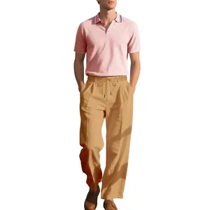 Lässiges Herren-Set mit rosa Kurzarm-Poloshirt und khakifarbener Leinenhose mit Kordelzug