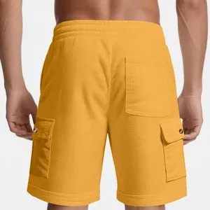 Detailansicht der gelben Cord-Cargo-Shorts mit Gesäßtasche und seitlichen Pattentaschen.