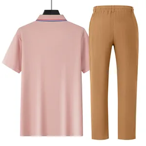 Rückansicht eines sommerlichen Herren-Sets mit rosa Poloshirt und khakifarbener Hose