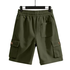 Detailansicht der schweren olivgrünen Cord-Cargo-Shorts mit Taschen und Textur