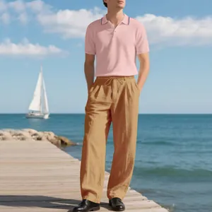 Lässiges Herren-Sommerset mit rosa Kurzarm-Poloshirt und brauner Leinenhose mit Kordelzug