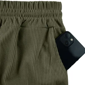 Detailansicht der olivegrünen Cord-Shorts mit tiefer Seitentasche und Gummibund