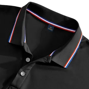 Detailansicht eines schwarzen Poloshirt-Kragens mit rot-weiß-blauen Streifenakzenten.