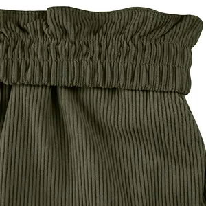 Detaillierte Makroaufnahme von olivgrünem Cordstoff an einer Herren-Shorts mit Gummibund