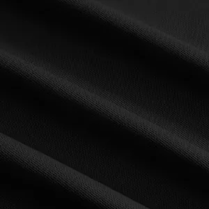 Nahaufnahme der atmungsaktiven schwarzen Mesh-Stoffstruktur für Herren-Poloshirts