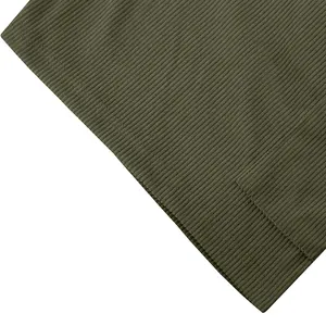 Makroansicht der olivgrünen Cordstoff-Textur am Saum der Shorts