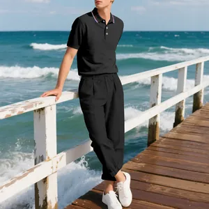 Vollansicht eines Herren-Poloshirts und einer Leinenhose in Schwarz am sonnigen Steg