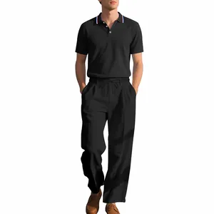 Detailansicht von lässigem schwarzem Kurzarm-Poloshirt und Leinenhosen für Herren