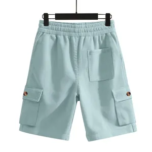 Detailansicht der lockeren hellblauen Cord-Cargo-Shorts für Herren mit Taschen.