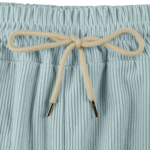 Nahaufnahme von dem elastischen Bund und beiger Kordel an hellblauer Cord-Shorts