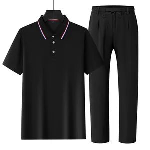 Schwarzes Kurzarm-Polohemd und Hosen-Set für Herren mit gestreiftem Kragen.