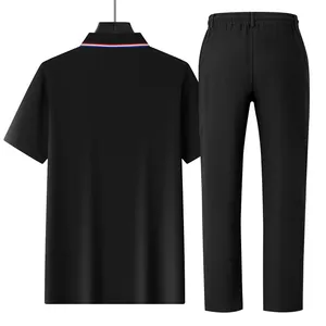 Rückansicht eines minimalistischen schwarzen Herren-Kurzarm-Poloshirts und einer Leinenhose