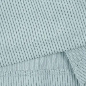 Detailansicht der hellblauen Cord-Textur und der sauberen Nähte bei Herren-Shorts