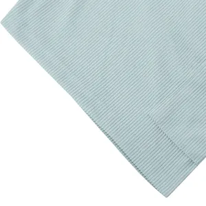 Detaillierte Nahaufnahme von hellblauem Cordstoff mit einer feinen Rippenstruktur.