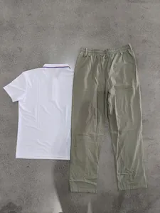 Flachbild-Display eines weißen kurzärmeligen Poloshirts und olivgrüner Leinenhosen.