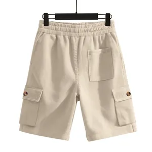 Detailansicht der beigefarbenen Cord-Cargoshorts für Herren vor neutralem weißem Hintergrund.
