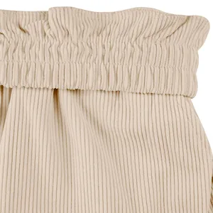 Makroansicht beige Cord-Shorts mit einem langlebigen elastischen Bund-Detail