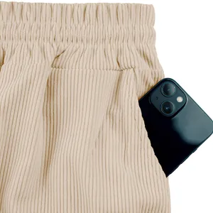 Detailansicht beige Cord-Shorts mit praktischer Seitentasche fuer Herren im Freien