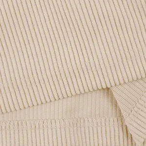 Nahaufnahme der hochwertigen beige Cordstoffstruktur und der haltbaren Nähte von Herren-Shorts