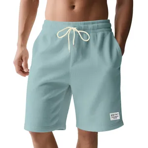 Primo piano di pantaloncini da uomo in velluto a coste azzurro con comoda coulisse
