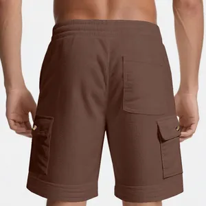Detaillierte Rückansicht brauner Cord-Cargo-Shorts für Herren mit funktionalen Seitentaschen.
