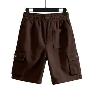 Detailansicht der schweren braunen Cord-Cargo-Shorts für Herren mit Seitentaschen