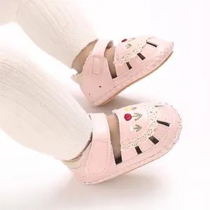 Close-up van schattige roze babyschoentjes met elegante kantafwerking en bloemborduursel