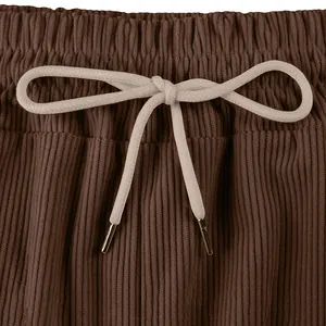 Detaillierte Nahaufnahme des braunen Cord-Shorts-Bunds mit Gummizug und Kordelzug