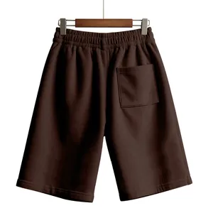 Vista posteriore dettagliata di pantaloncini in velluto a coste marrone con taschino