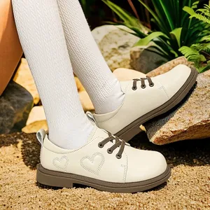 Cremefarbene Mädchen Lederschuhe mit Herzmuster und braunen Schnürsenkeln für Kinder
