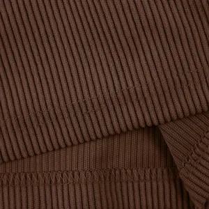 Makro-Detail der dunkelbraunen Cord-Textur und feinen Nähte für Herren-Cargo-Shorts