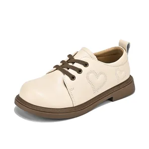 Elegante beige Echtleder-Freizeitschuhe für Mädchen mit bestickten Herzmustern