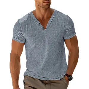 T-shirt gris pour homme avec col en V et manches courtes, coupe ajustée été chic.