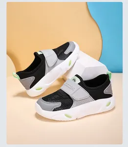 Detailansicht der atmungsaktiven schwarzen Mesh-Laufschuhe für Kinder mit Klettverschluss