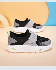 Seitendetail von atmungsaktiven Kinder-Laufschuhen in Schwarz und Grau mit mintgrünen Akzenten