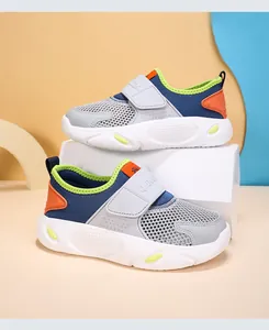 Detailansicht atmungsaktiver Kinder-Sneaker mit Klettverschluss in Blau und Grau